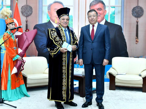 11. Cumhurbaşkanı Abdullah Gül’e Al Farabi Kazak Milli Üniversitesi tarafından “Fahri Profesör” ünvanı verildi